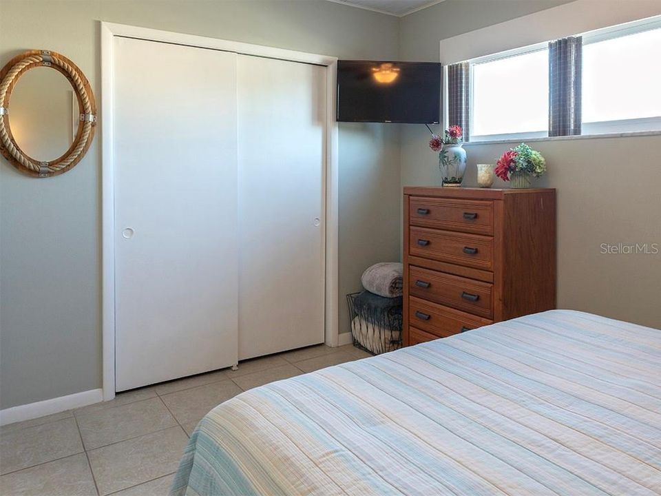 For Rent: $2,050 (2 beds, 1 baths, 885 Square Feet)