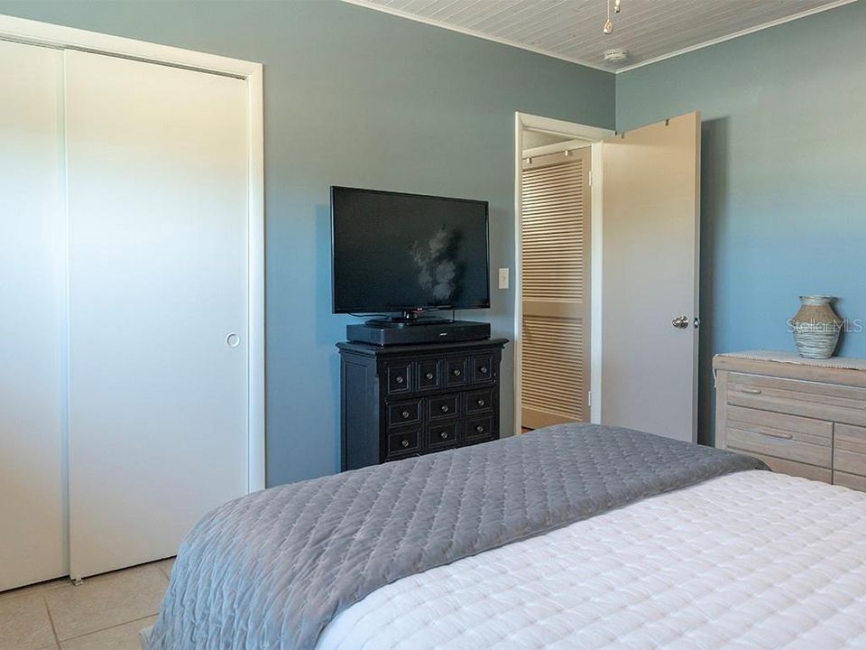 For Rent: $2,050 (2 beds, 1 baths, 885 Square Feet)