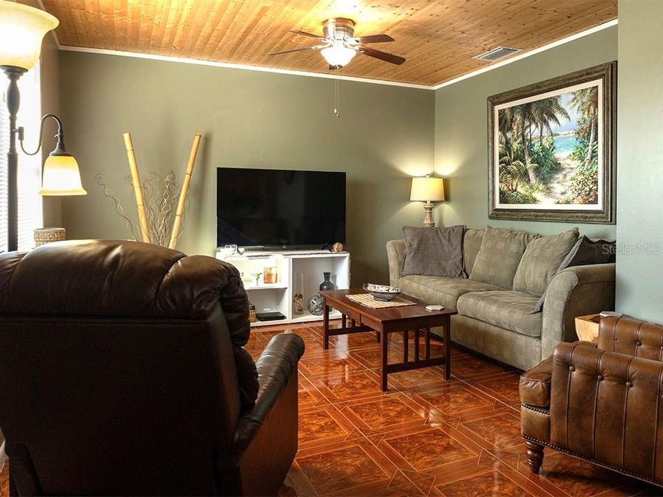 For Rent: $2,050 (2 beds, 1 baths, 885 Square Feet)