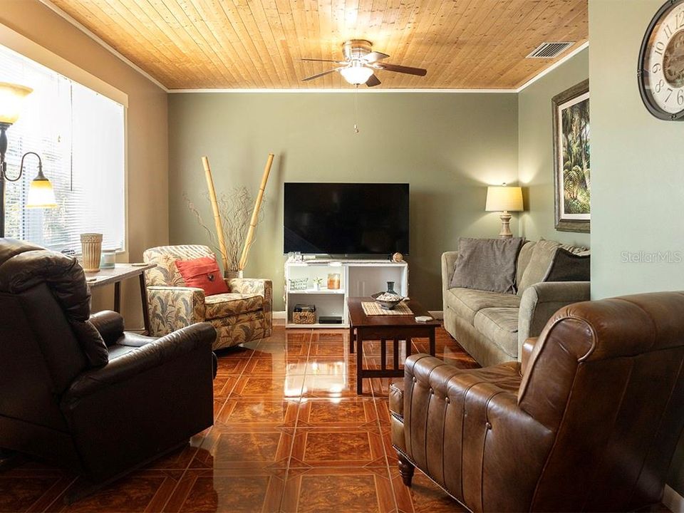 For Rent: $2,050 (2 beds, 1 baths, 885 Square Feet)