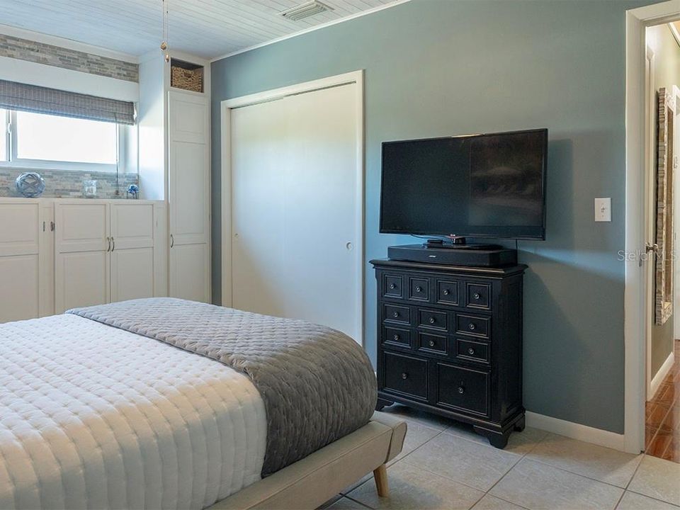 For Rent: $2,050 (2 beds, 1 baths, 885 Square Feet)