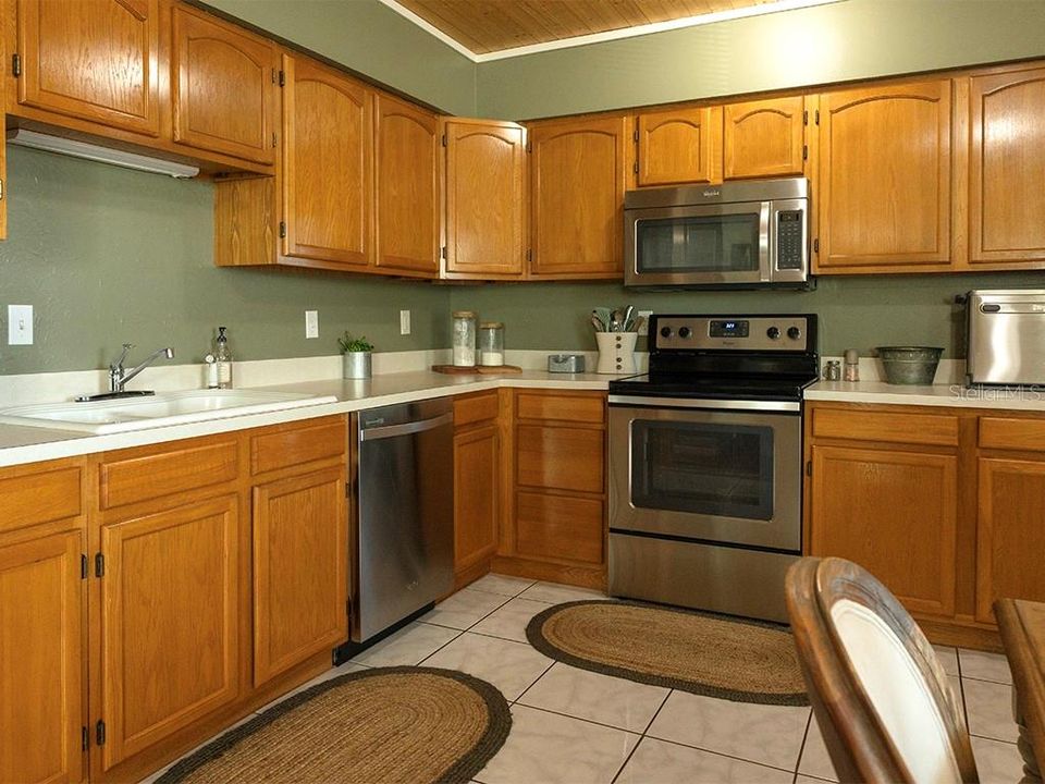 For Rent: $2,050 (2 beds, 1 baths, 885 Square Feet)