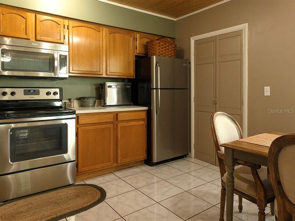 For Rent: $2,050 (2 beds, 1 baths, 885 Square Feet)