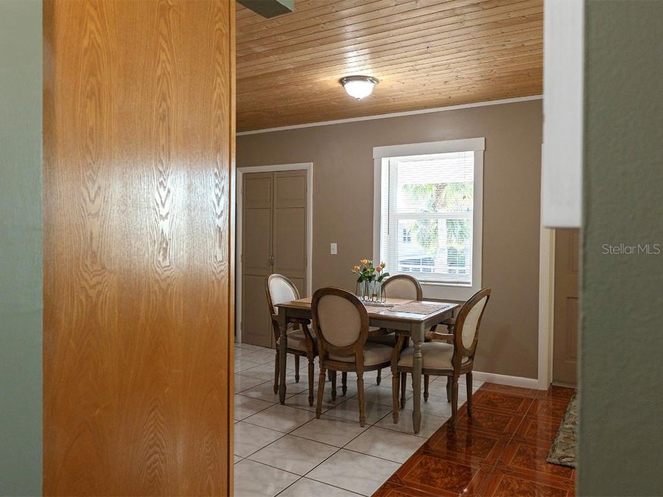 For Rent: $2,050 (2 beds, 1 baths, 885 Square Feet)