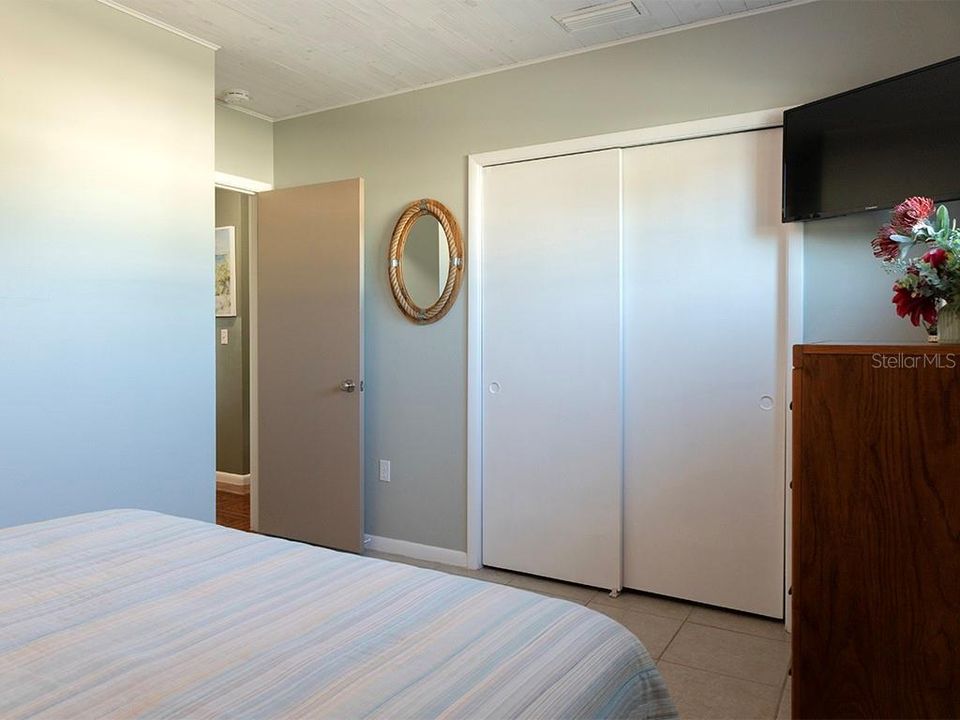 For Rent: $2,050 (2 beds, 1 baths, 885 Square Feet)