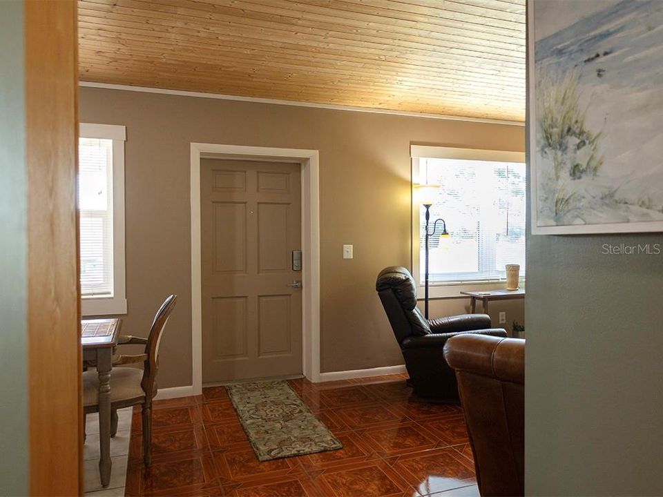 For Rent: $2,050 (2 beds, 1 baths, 885 Square Feet)