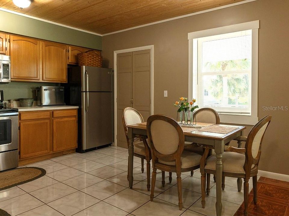 For Rent: $2,050 (2 beds, 1 baths, 885 Square Feet)