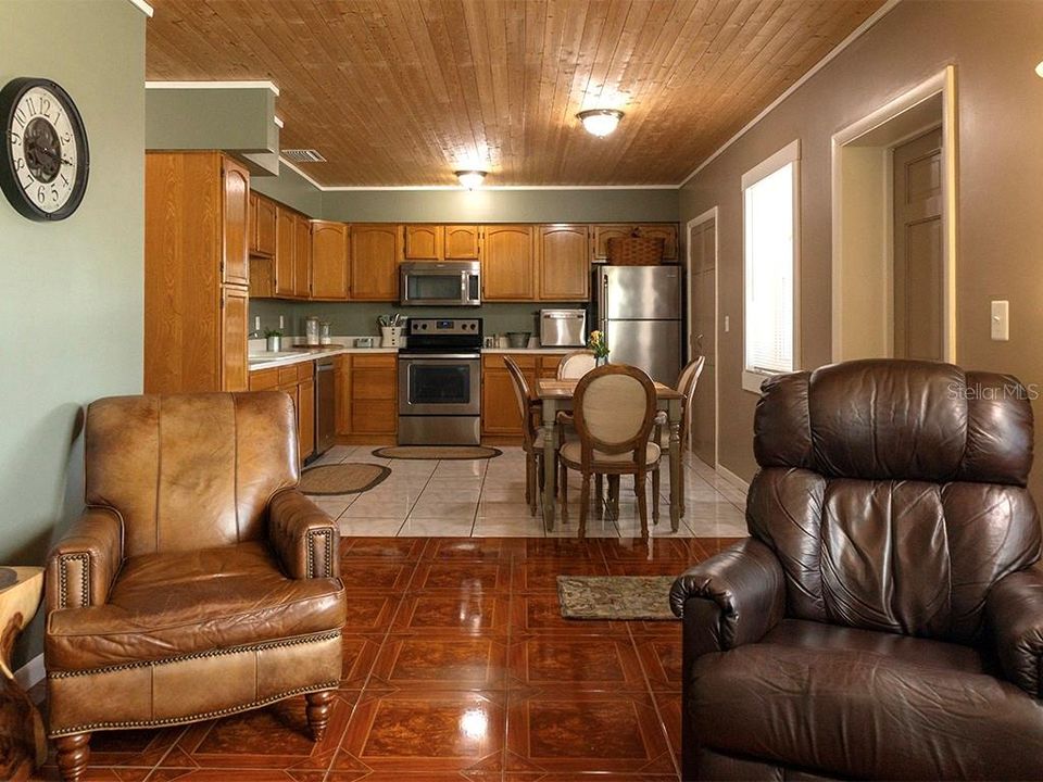 For Rent: $2,050 (2 beds, 1 baths, 885 Square Feet)