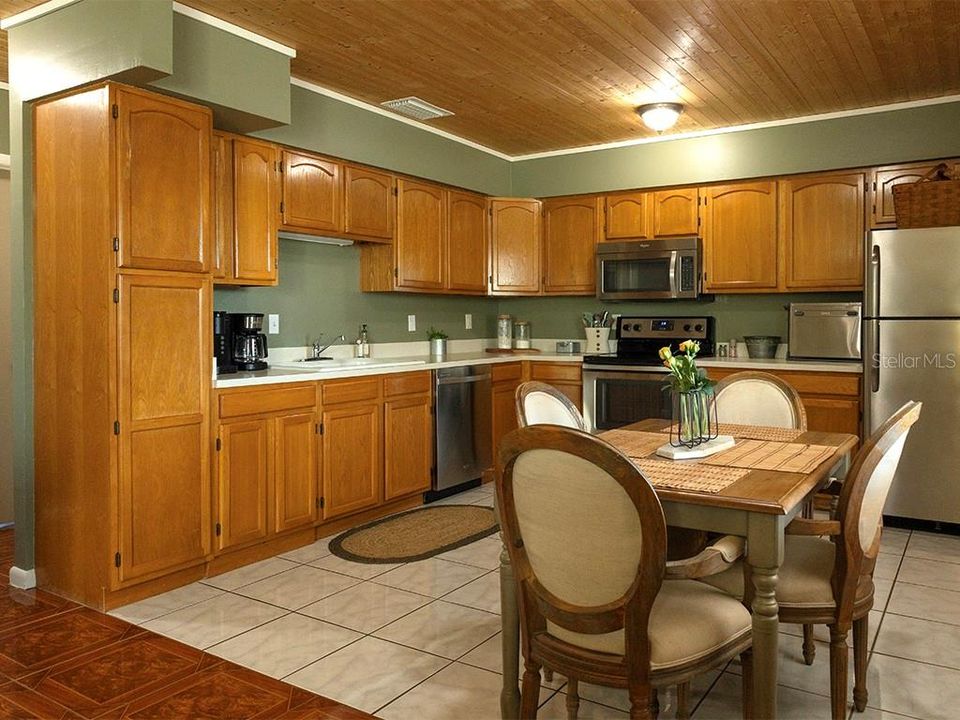 For Rent: $2,050 (2 beds, 1 baths, 885 Square Feet)