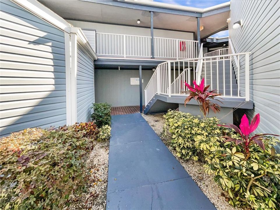 For Sale: $149,000 (2 beds, 2 baths, 820 Square Feet)