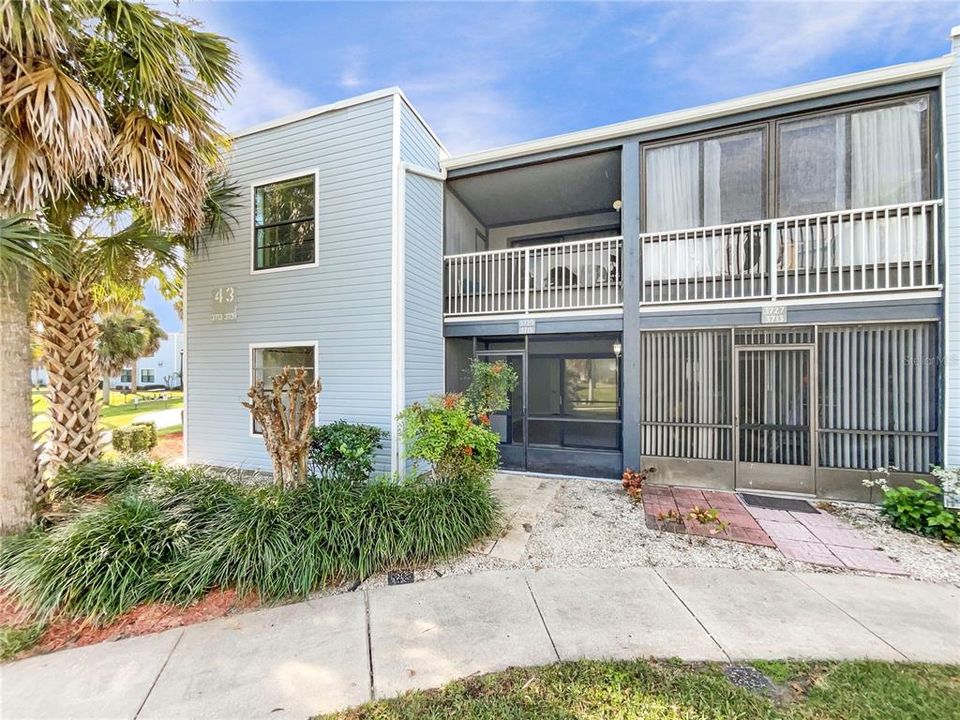 For Sale: $149,000 (2 beds, 2 baths, 820 Square Feet)