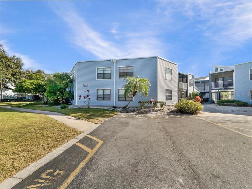 For Sale: $149,000 (2 beds, 2 baths, 820 Square Feet)