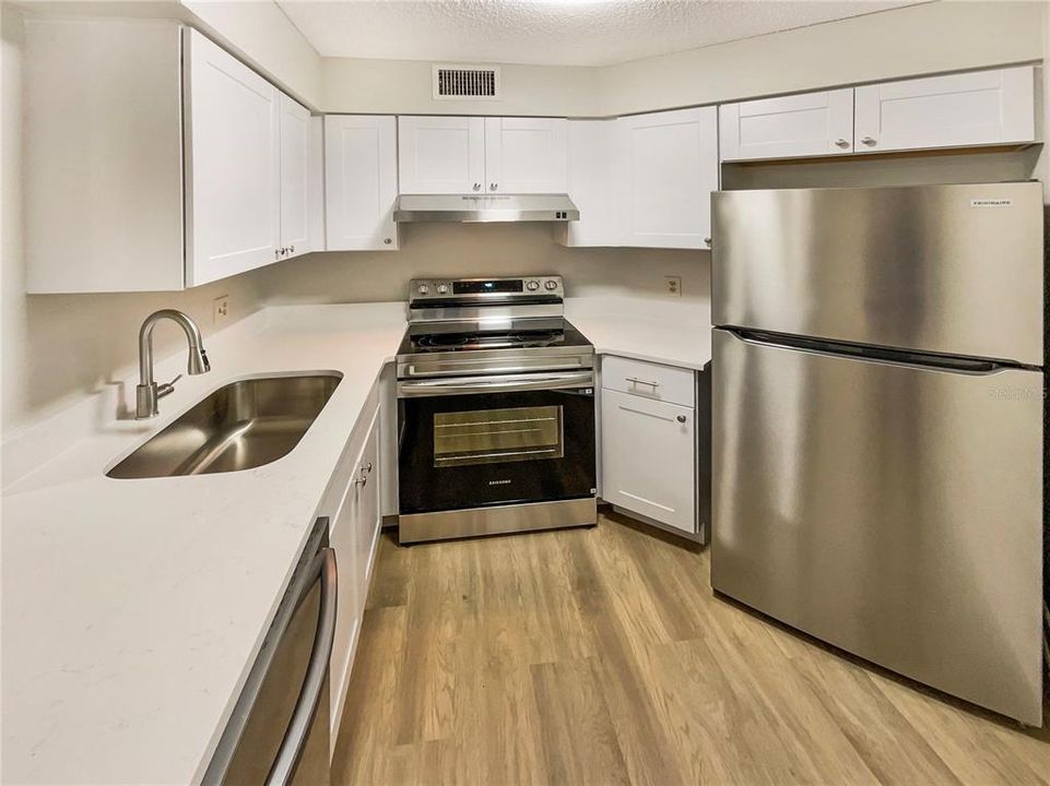 For Sale: $149,000 (2 beds, 2 baths, 820 Square Feet)