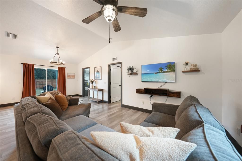 For Sale: $399,000 (3 beds, 2 baths, 1376 Square Feet)