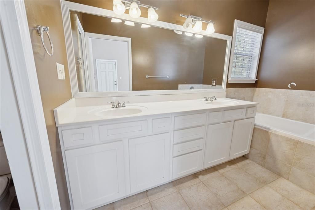 For Sale: $399,900 (4 beds, 2 baths, 2166 Square Feet)