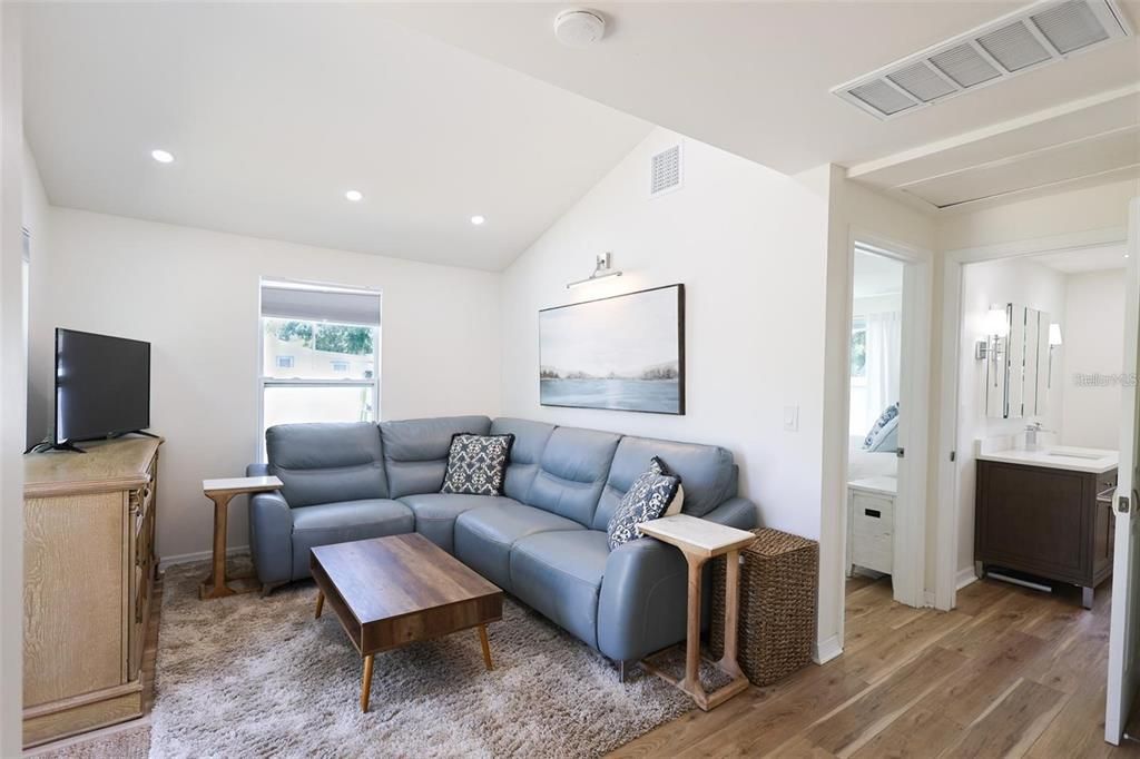 For Sale: $359,900 (3 beds, 1 baths, 768 Square Feet)