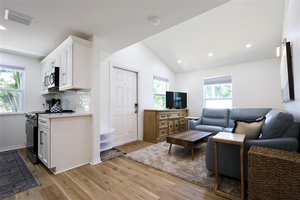 For Sale: $359,900 (3 beds, 1 baths, 768 Square Feet)