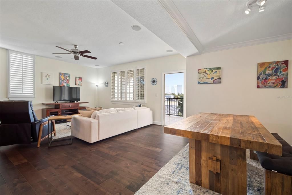 待售: $699,900 (2 贝兹, 2 浴室, 1404 平方英尺)