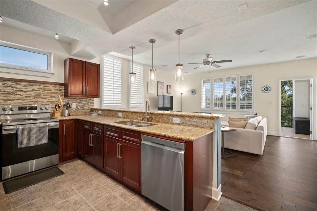 待售: $699,900 (2 贝兹, 2 浴室, 1404 平方英尺)