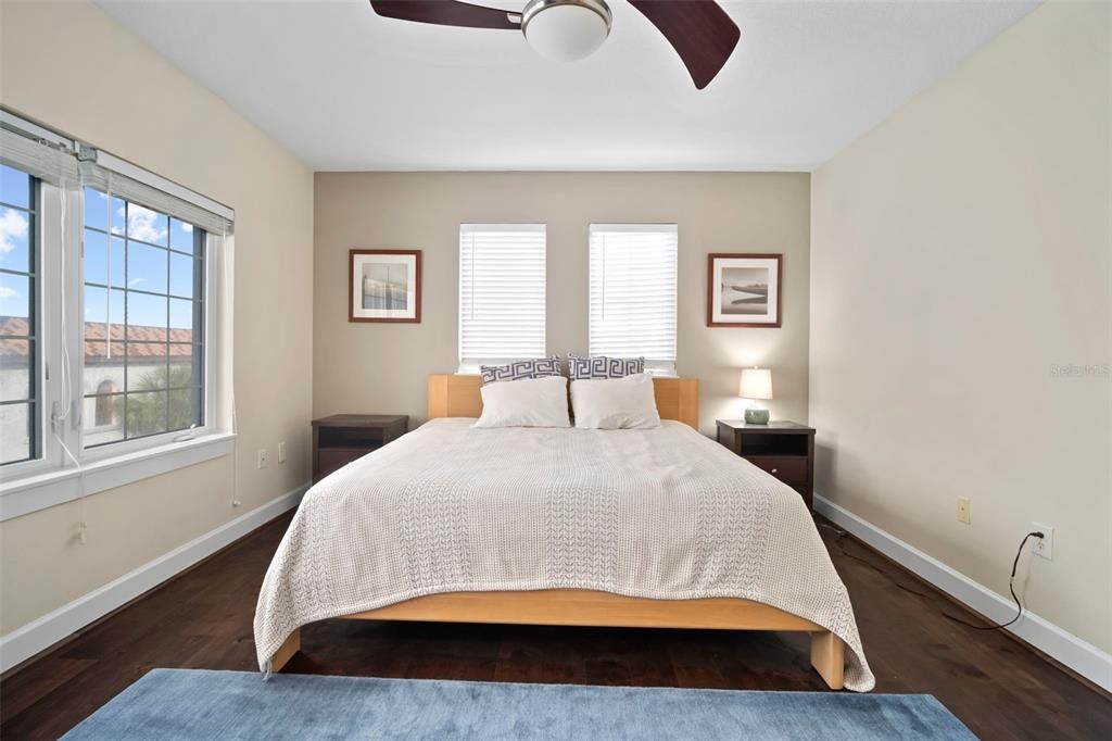 待售: $699,900 (2 贝兹, 2 浴室, 1404 平方英尺)