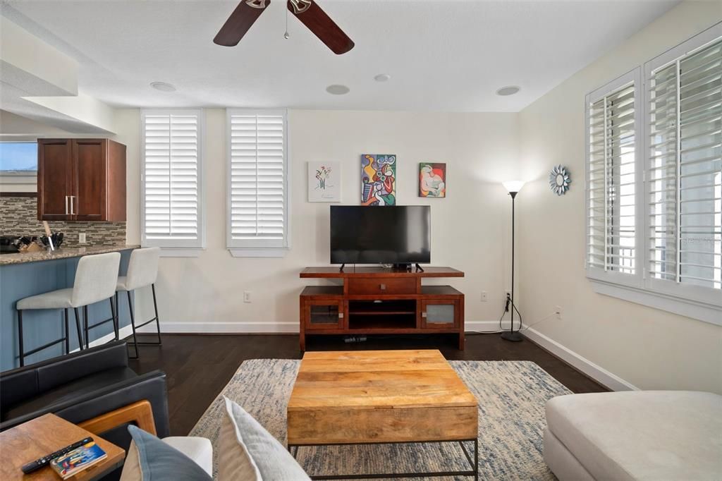 待售: $699,900 (2 贝兹, 2 浴室, 1404 平方英尺)