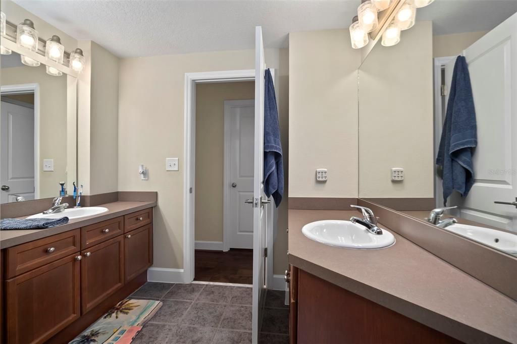 待售: $699,900 (2 贝兹, 2 浴室, 1404 平方英尺)