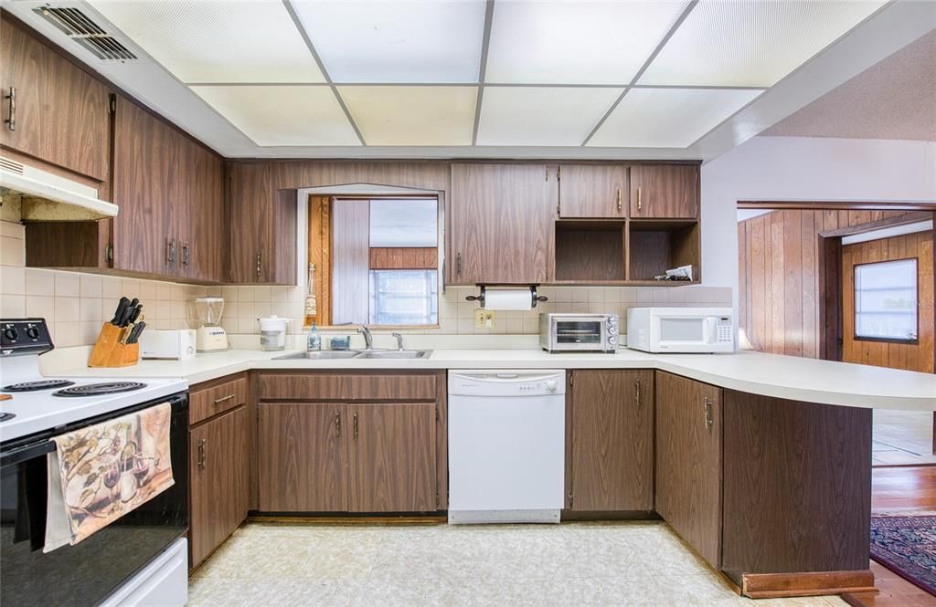 For Sale: $445,000 (5 beds, 2 baths, 1685 Square Feet)