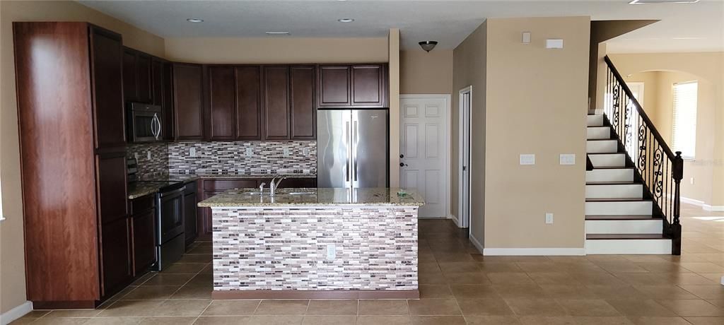 出租: $2,800 (4 贝兹, 2 浴室, 2585 平方英尺)