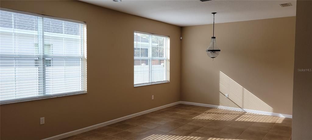 出租: $2,800 (4 贝兹, 2 浴室, 2585 平方英尺)