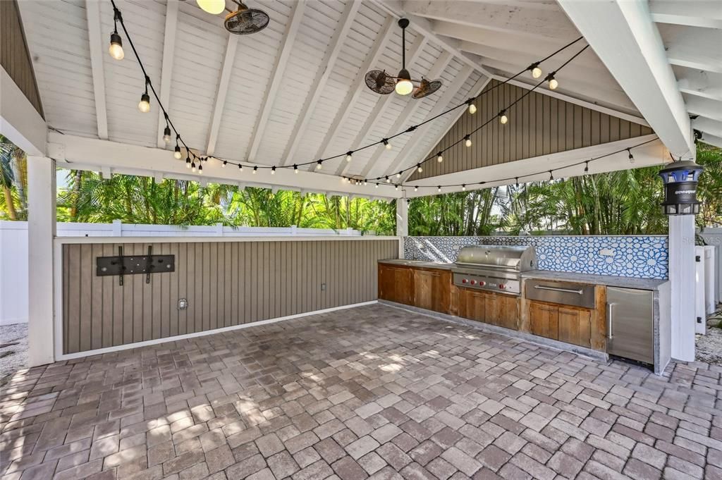 For Sale: $2,095,000 (3 beds, 3 baths, 1905 Square Feet)