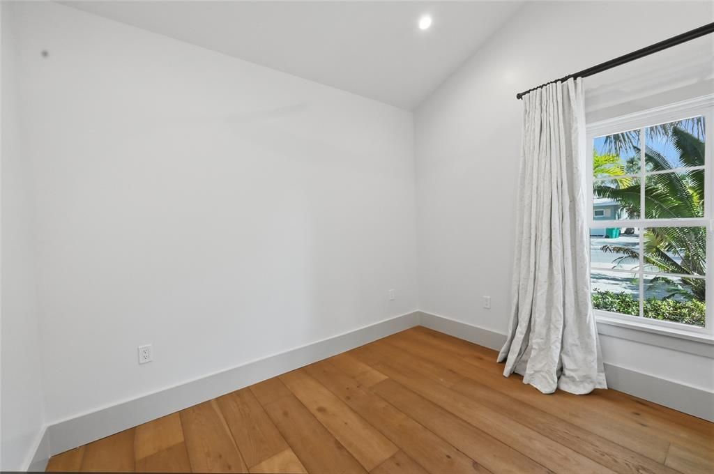 For Sale: $2,095,000 (3 beds, 3 baths, 1905 Square Feet)