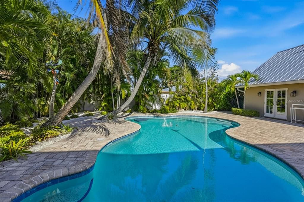 For Sale: $2,095,000 (3 beds, 3 baths, 1905 Square Feet)