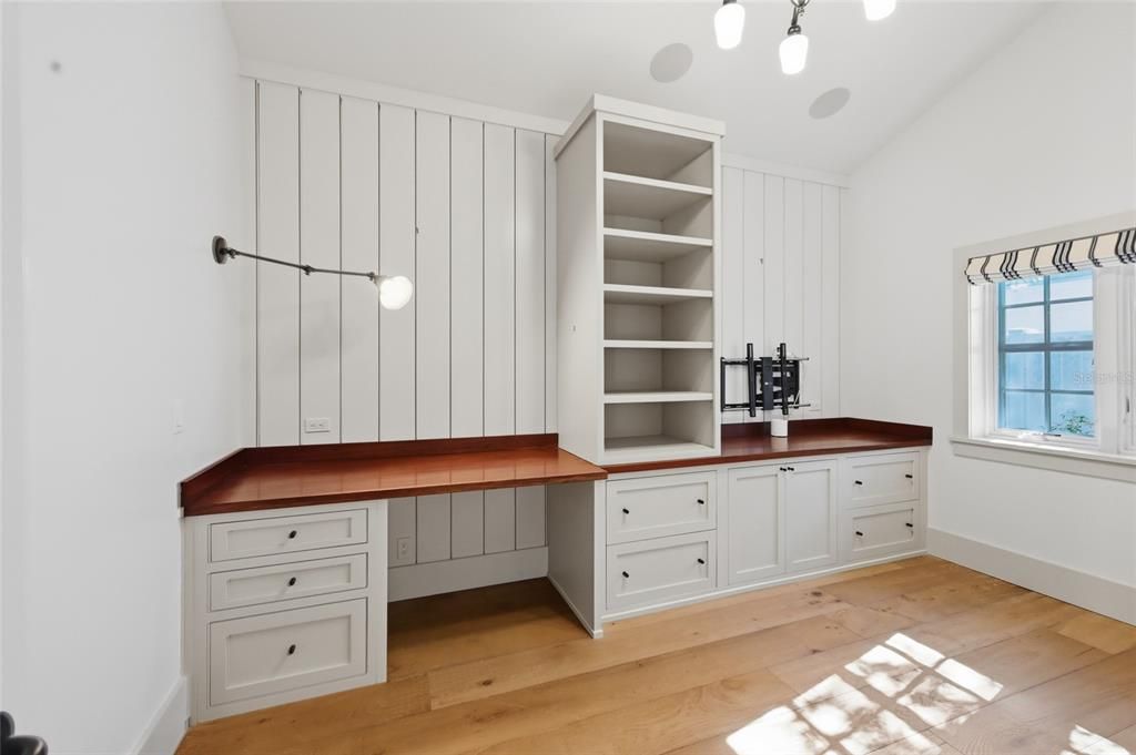 For Sale: $2,095,000 (3 beds, 3 baths, 1905 Square Feet)