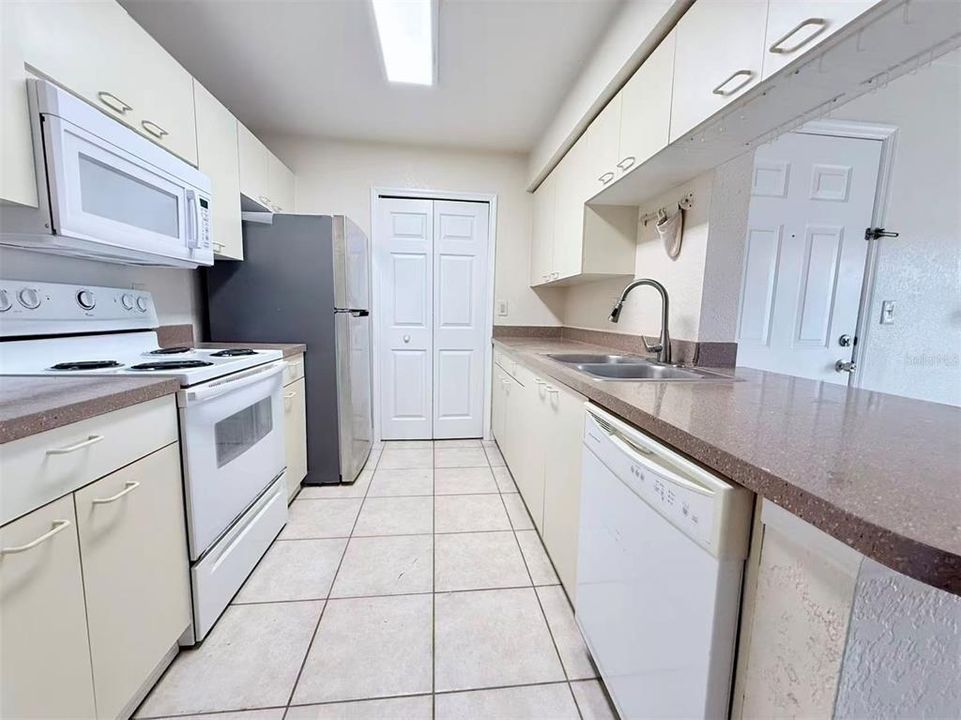 待售: $179,990 (1 贝兹, 1 浴室, 650 平方英尺)