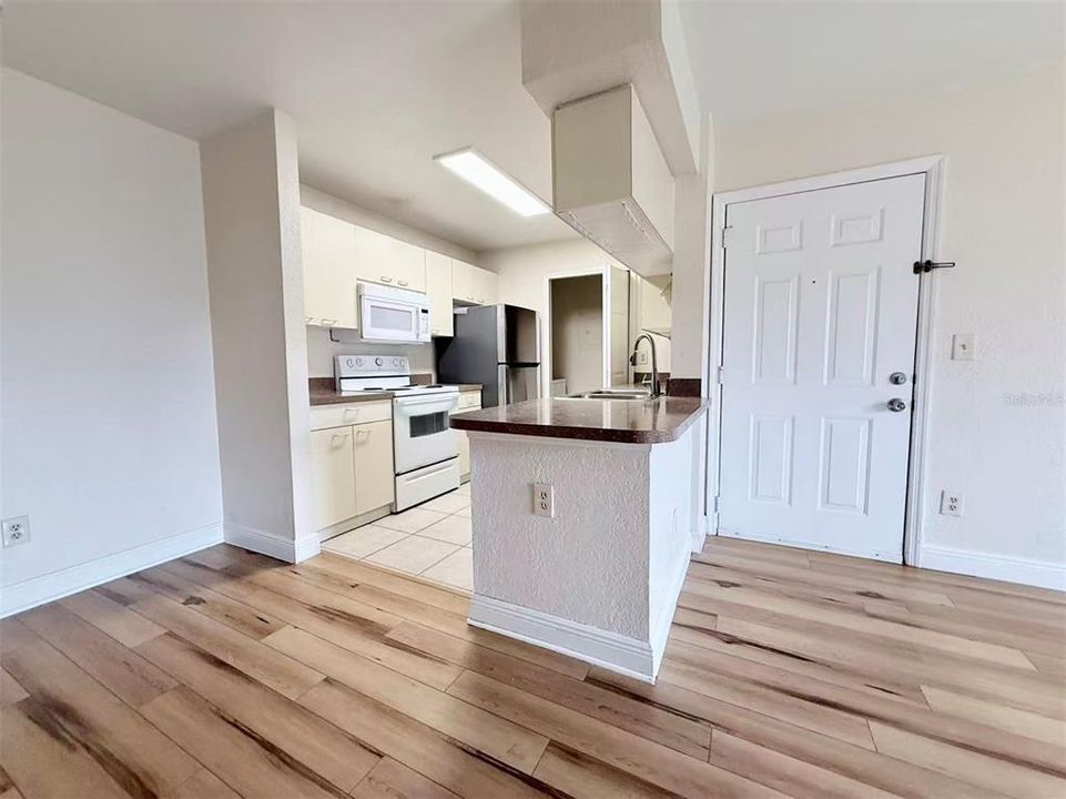 待售: $179,990 (1 贝兹, 1 浴室, 650 平方英尺)