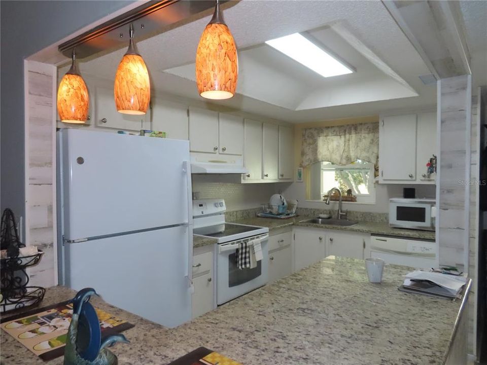 На продажу: $112,900 (2 спален, 2 ванн, 917 Квадратных фут)