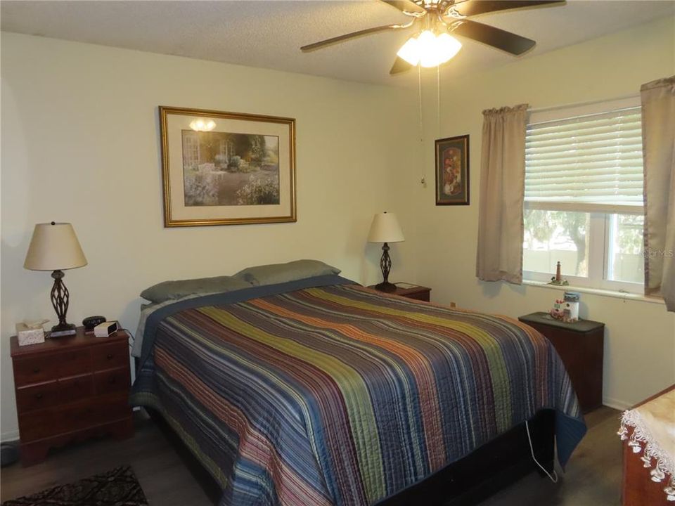 На продажу: $112,900 (2 спален, 2 ванн, 917 Квадратных фут)