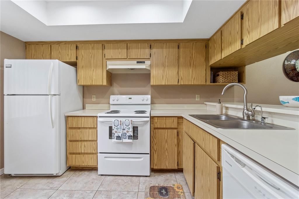 На продажу: $200,000 (2 спален, 2 ванн, 930 Квадратных фут)