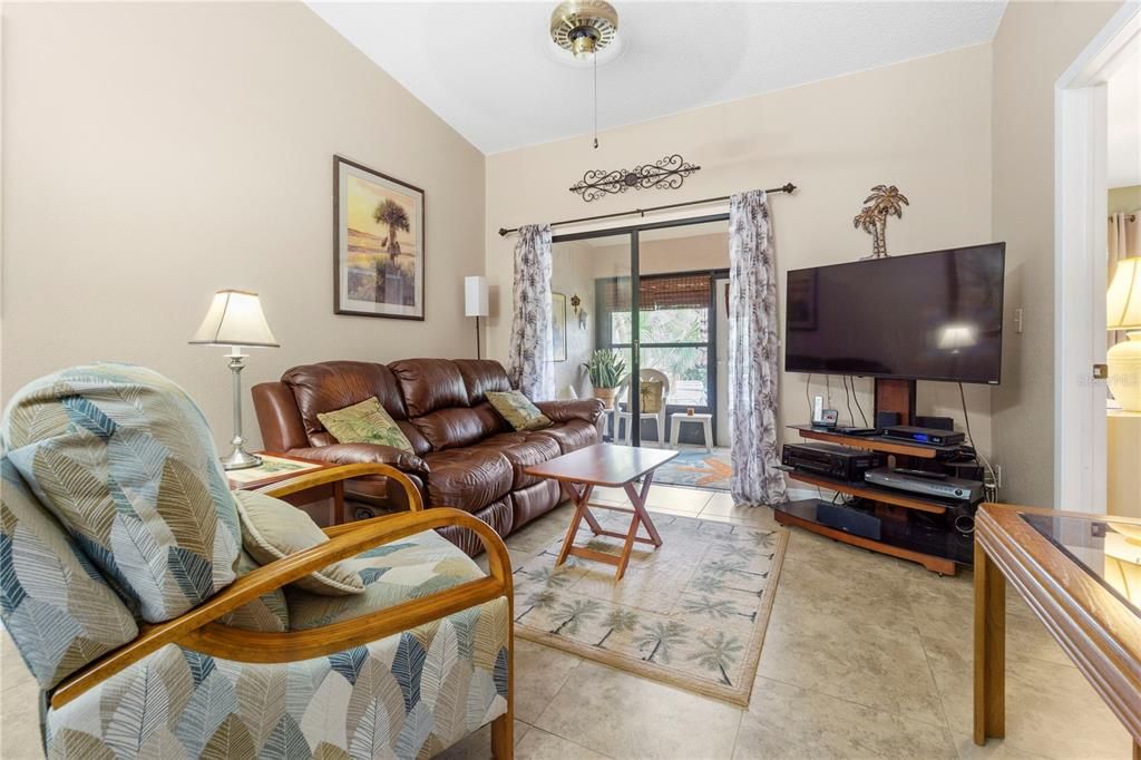 На продажу: $200,000 (2 спален, 2 ванн, 930 Квадратных фут)