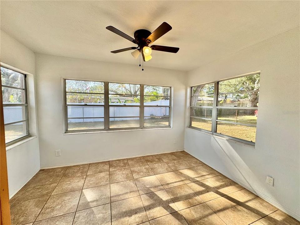 待售: $349,900 (2 贝兹, 2 浴室, 1128 平方英尺)