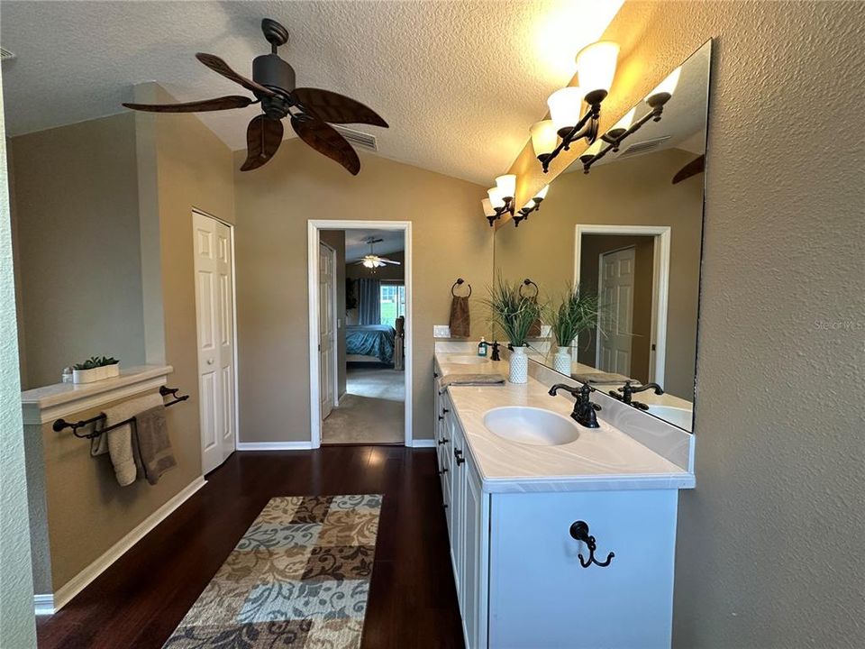 En Venta: $325,000 (3 camas, 2 baños, 1963 Pies cuadrados)