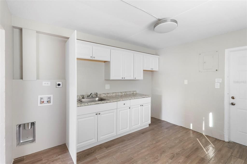 For Rent: $1,600 (2 beds, 1 baths, 820 Square Feet)