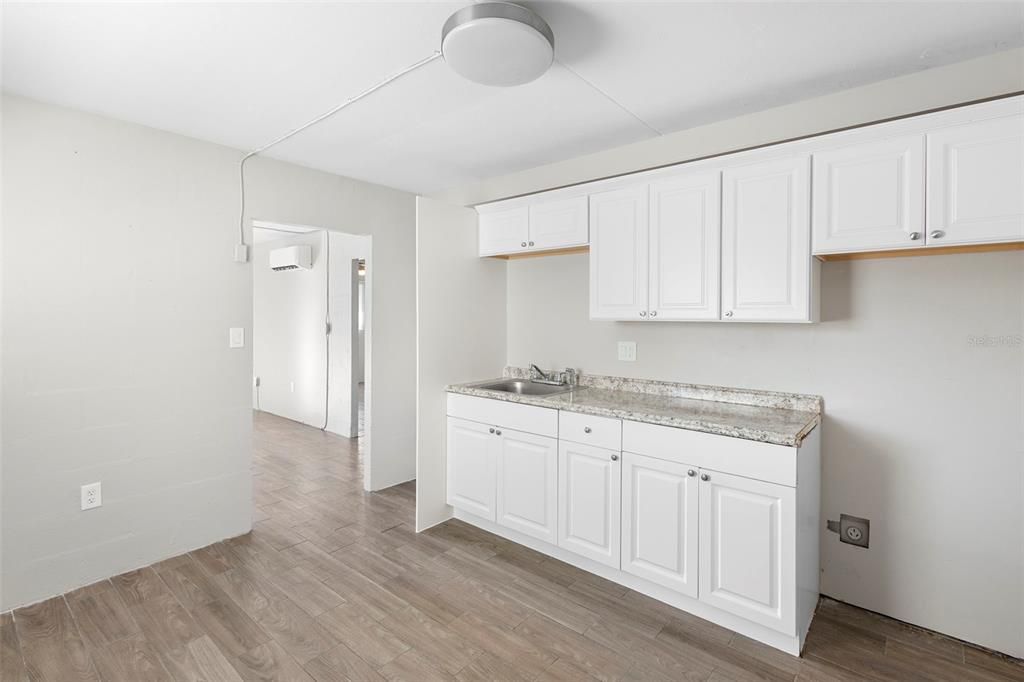 For Rent: $1,600 (2 beds, 1 baths, 820 Square Feet)