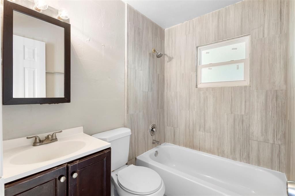 For Rent: $1,600 (2 beds, 1 baths, 820 Square Feet)