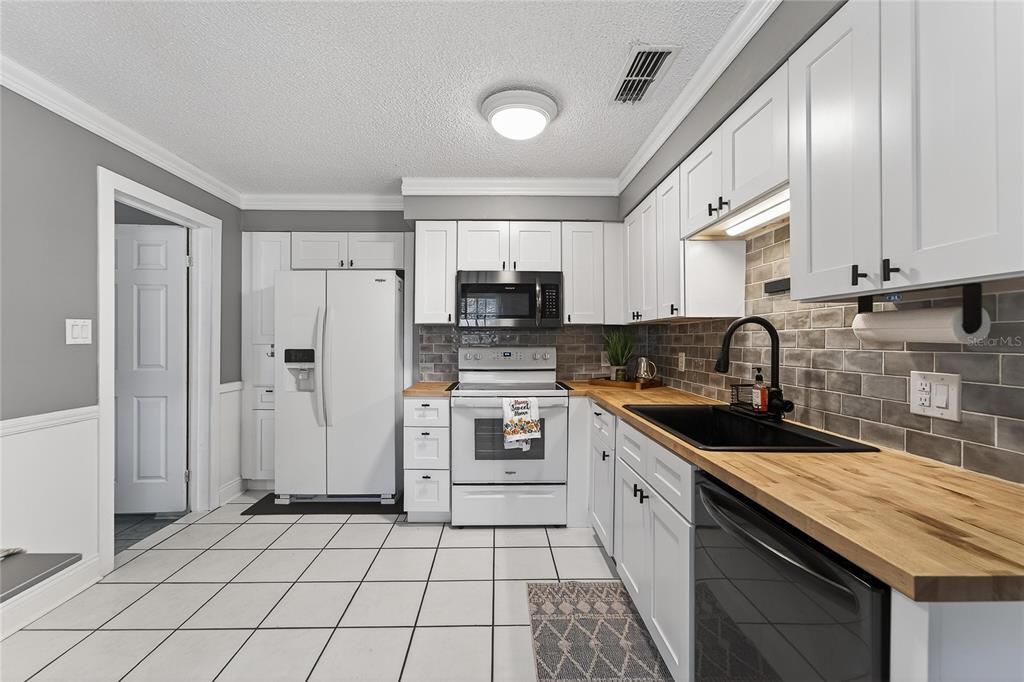 For Sale: $245,000 (3 beds, 2 baths, 1400 Square Feet)