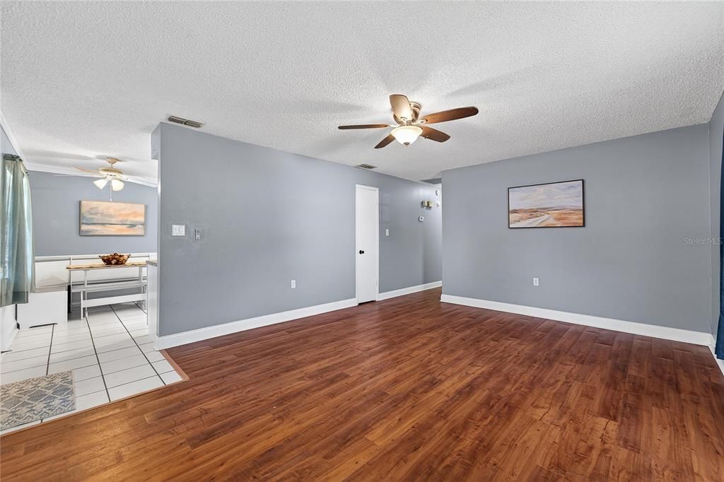 For Sale: $245,000 (3 beds, 2 baths, 1400 Square Feet)