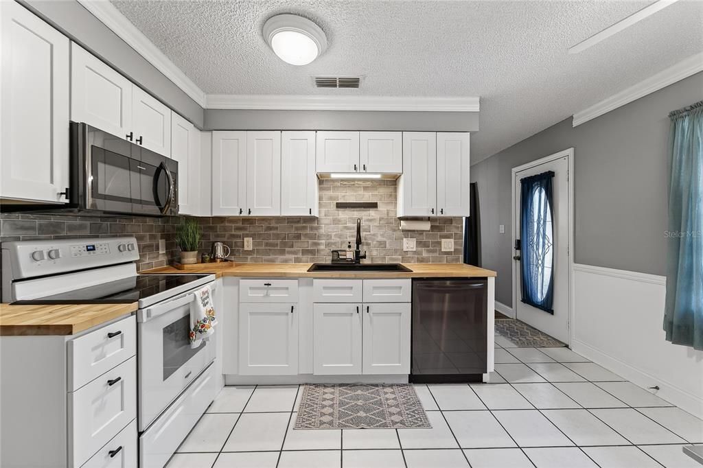 For Sale: $245,000 (3 beds, 2 baths, 1400 Square Feet)