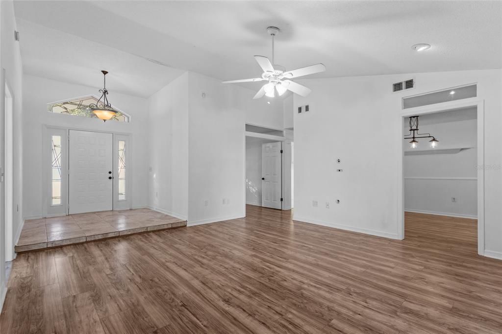 待售: $325,000 (3 贝兹, 2 浴室, 1717 平方英尺)