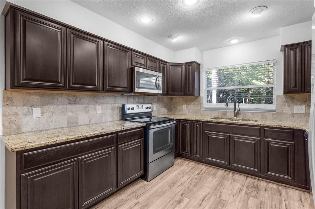 待售: $325,000 (3 贝兹, 2 浴室, 1717 平方英尺)