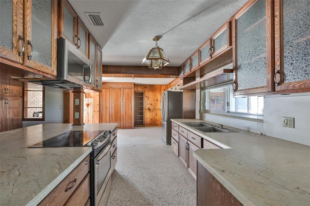 For Sale: $849,000 (3 beds, 2 baths, 1737 Square Feet)